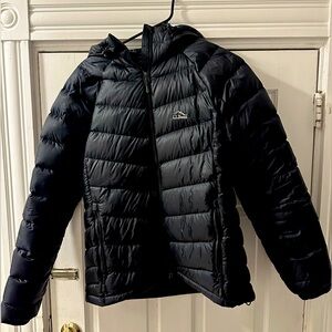 L.L. Bean Women’s ultralight 850 down hooded jacket (M)